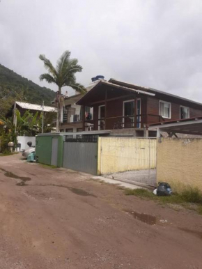 Ampla casa familiar com vista para lagoa